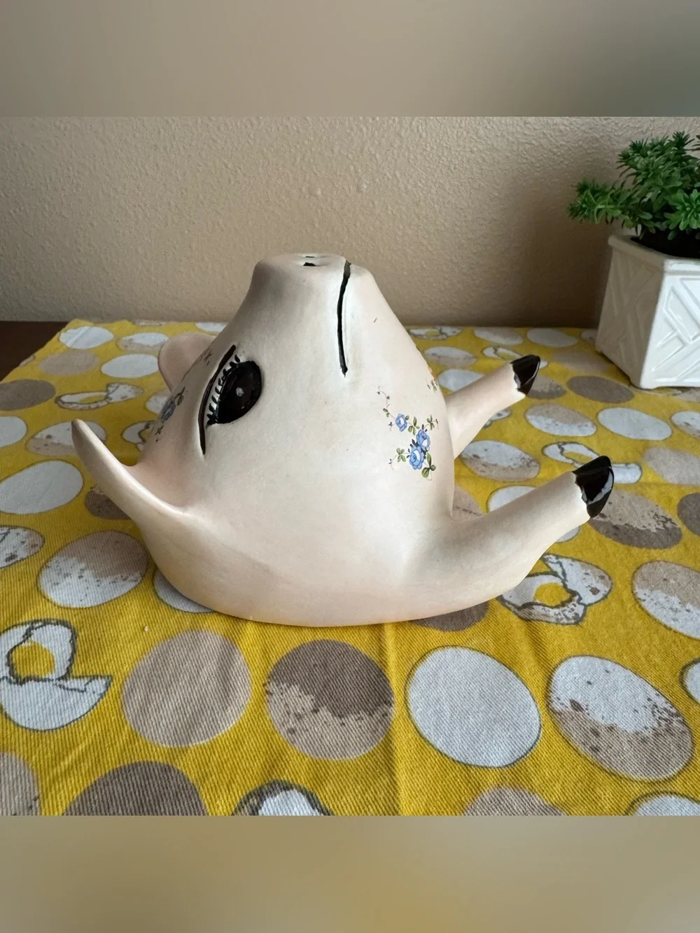 Floral half ‘stern’/annoyed pig wall hanging